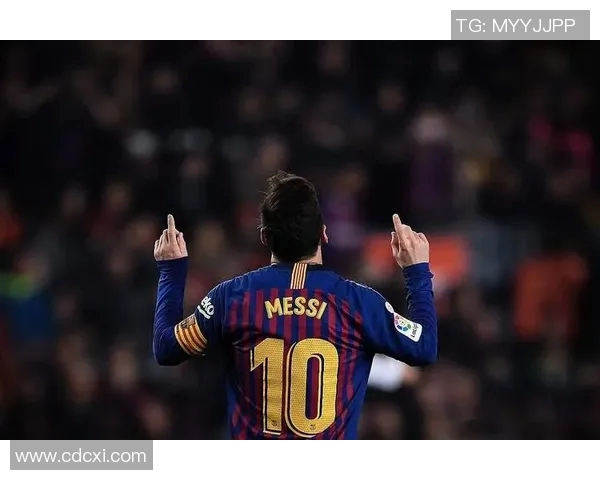 足球明星身着白色战袍展现风采引领时尚潮流的魅力瞬间